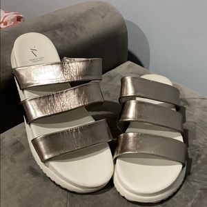 Vera Wang Metallic slides sandals